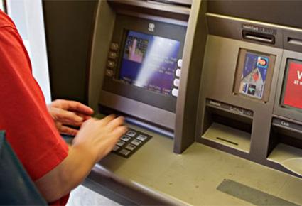 امرأة سعودية ستينية سددت 7 آلاف ريال بالخطأ 